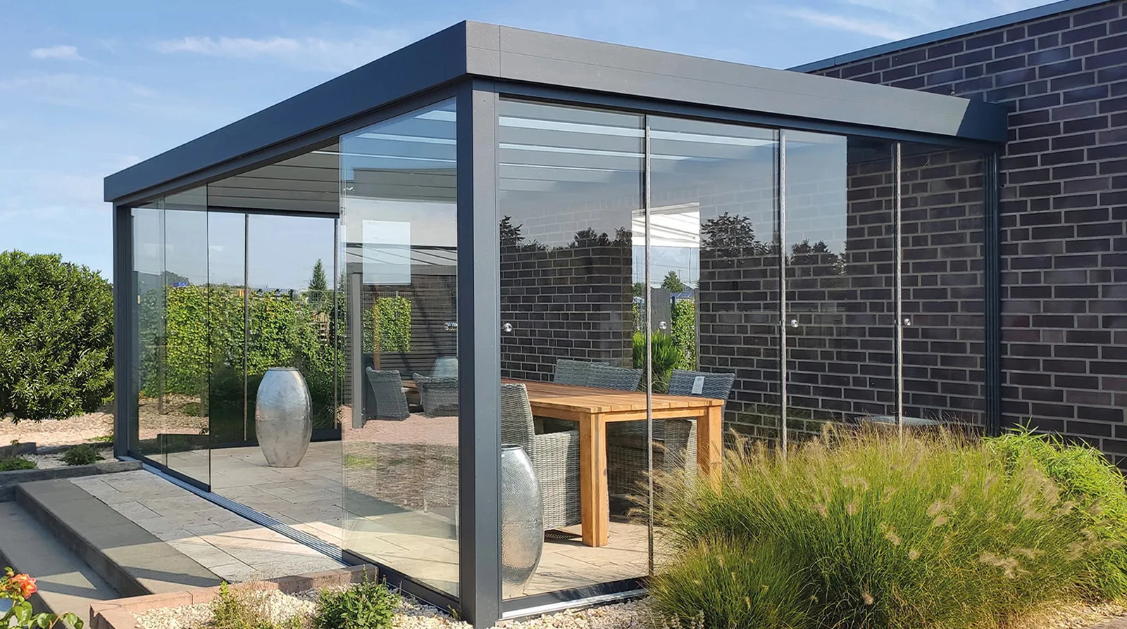 Terrassendach Flachdach XL Wandanschluss - Beispielbild auf 2 Pfostena ls Gartenzimmer 