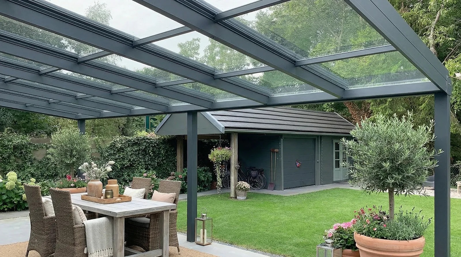 Terrassendach Schiebedach freistehend - in anthrazit 7016 oder weiß 9016 - Beispielbild Blick in den Garten