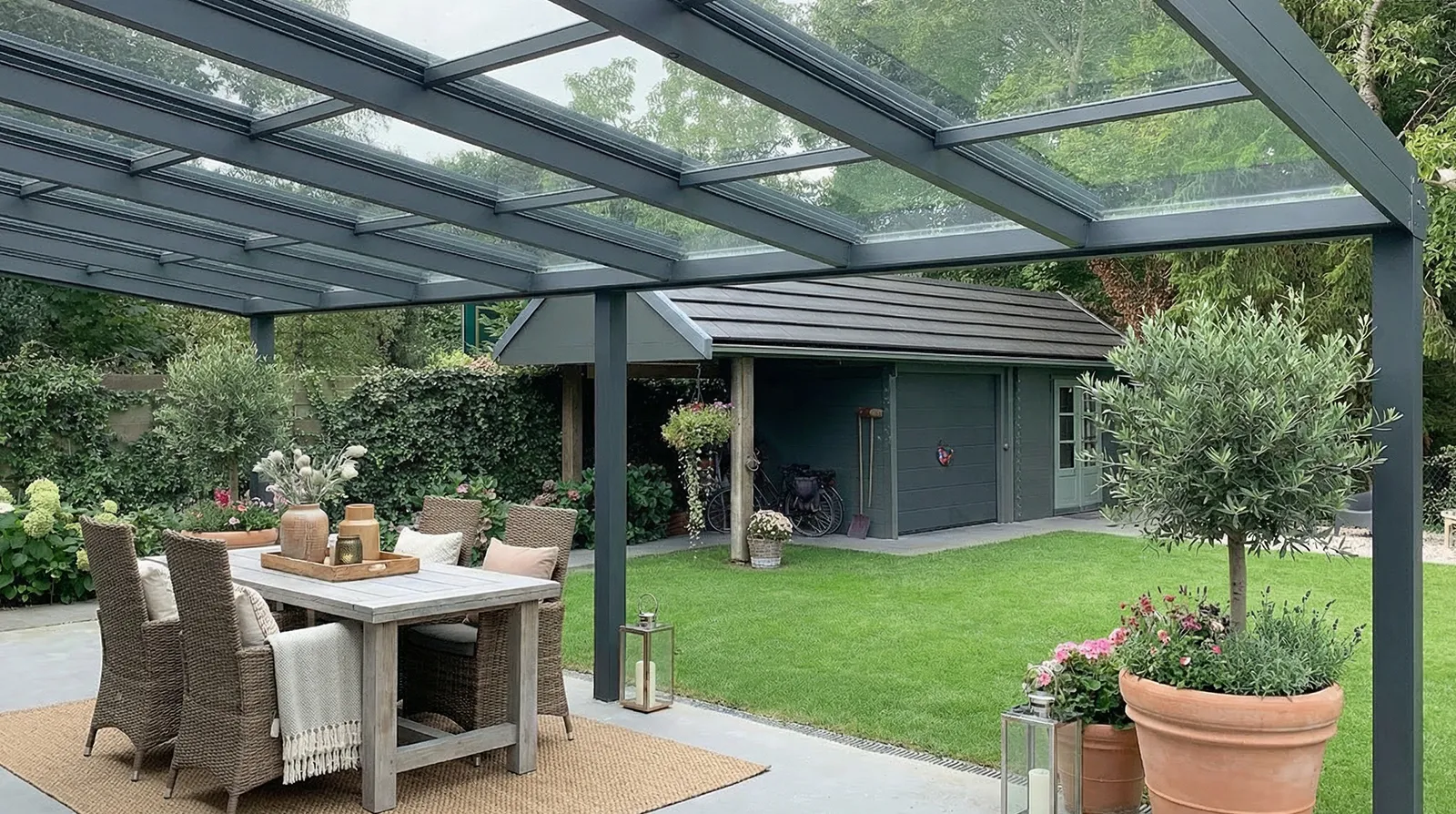 Terrassendach Schiebedach - in anthrazit 7016 oder weiß 9016 - Beispielbild Blick in den Garten
