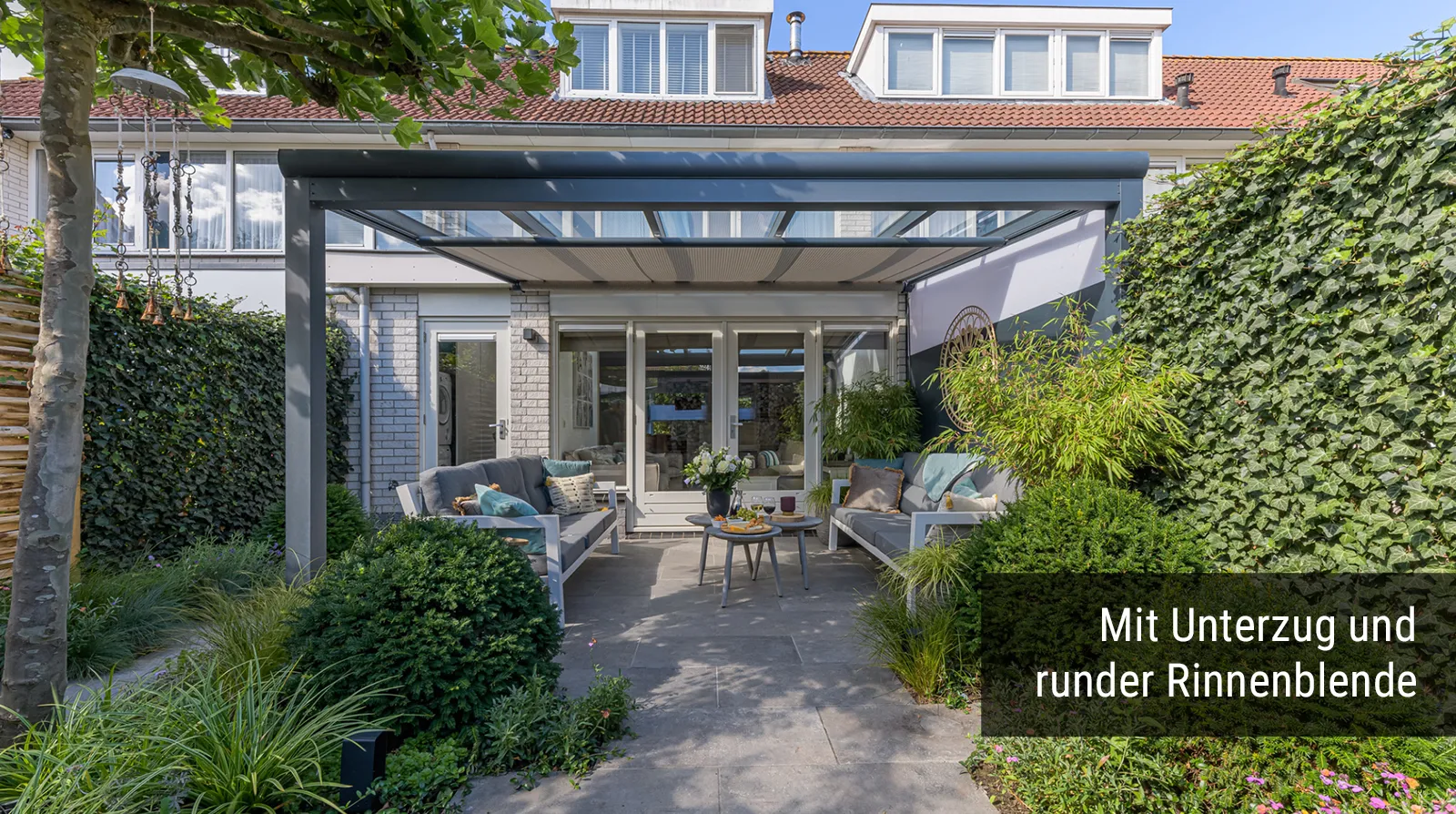 Terrassendach Einsteiger XS in anthrazit 7016 oder weiß 9016 - Beispielbild auf 2 Pfosten mit runder Rinnenblende