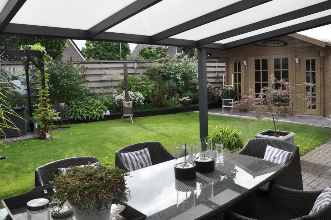 Terrassendach Premium XL - Beispielbild - Blick in den Garten