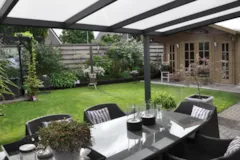 Terrassendach Premium XL - Beispielbild - Blick in den Garten